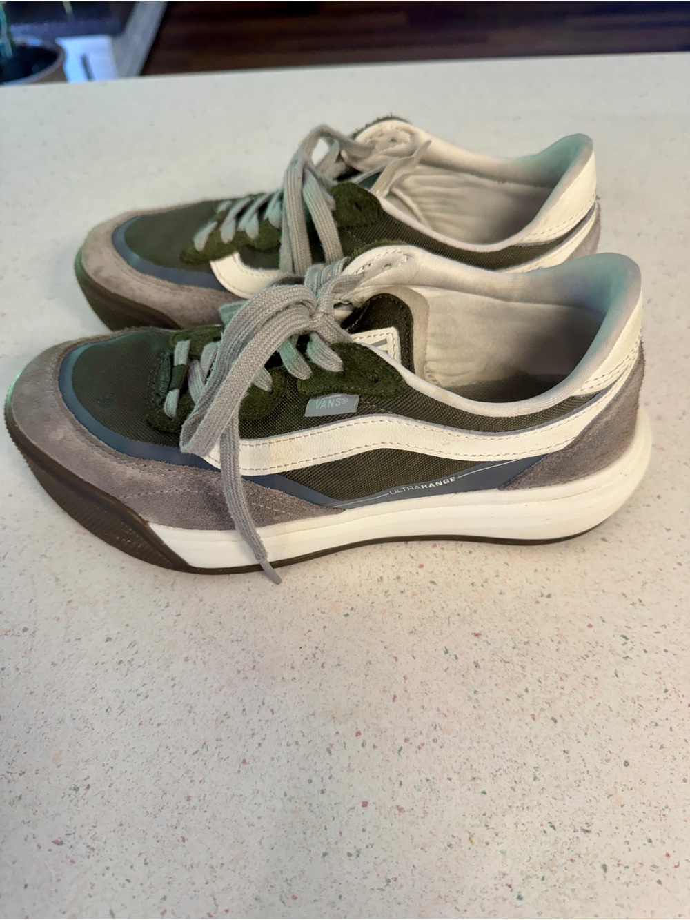 Vans Low-Top UltraRange 2.0 Show Olive Green/Gray/ White. EUC W’s 8, M’s 6.5